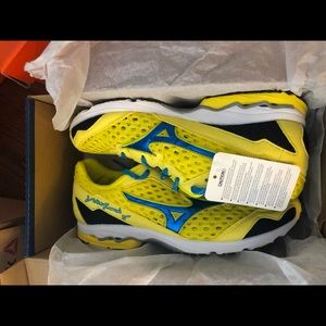 women’s mizuno running shoes
